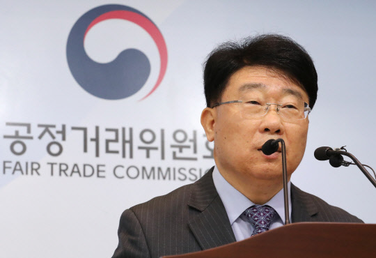 배영수 공정거래위원회 시장구조개선정책관이 지난 24일 오전 세종시 정부세종청사에서 2019년 경쟁제한적 규제 개선방안 브리핑을 하고 있다.  연합뉴스